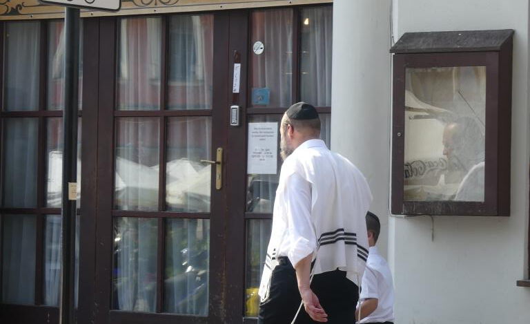 Ein jüdischer Mann mit einem Kind auf dem Weg in die Synagoge