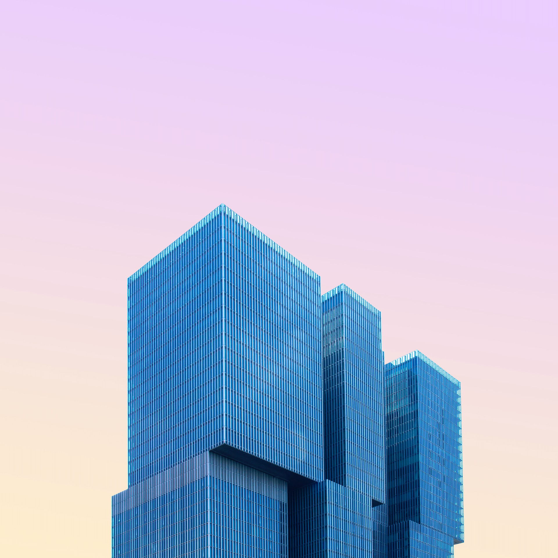 Moderne Architektur vor rosa Himmel