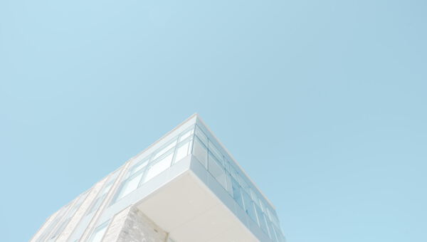 Moderne Architektur vor hellblauem Himmel