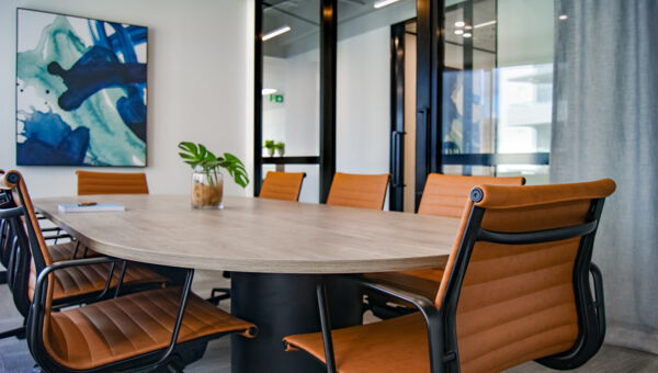 Stilvoller Büro Raum mit orangen Stühlen