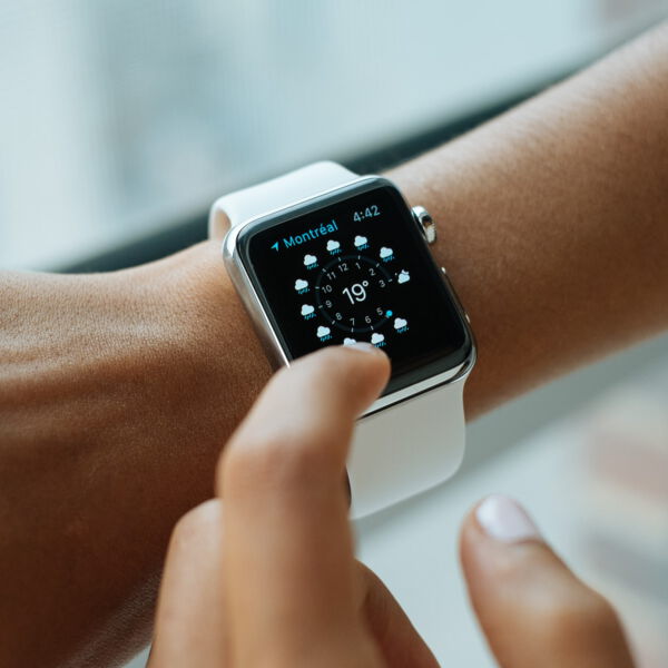 Smartwatch am Handgelenk mit Wetter App