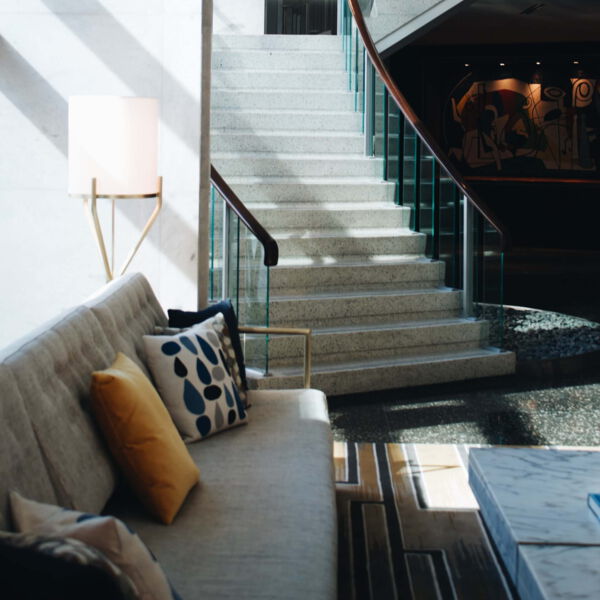 Stilvolles Treppenhaus im Hotels mit Lobby im Vordergrund