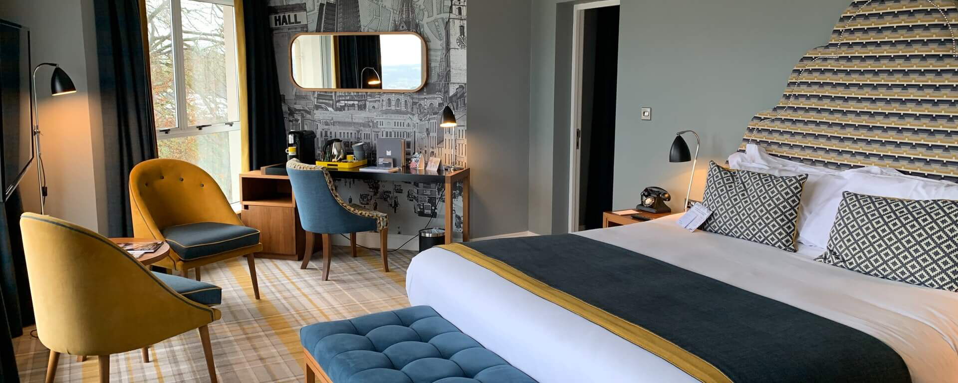 Stilvolles eingerichtetes Hotel Zimmer mit Bett