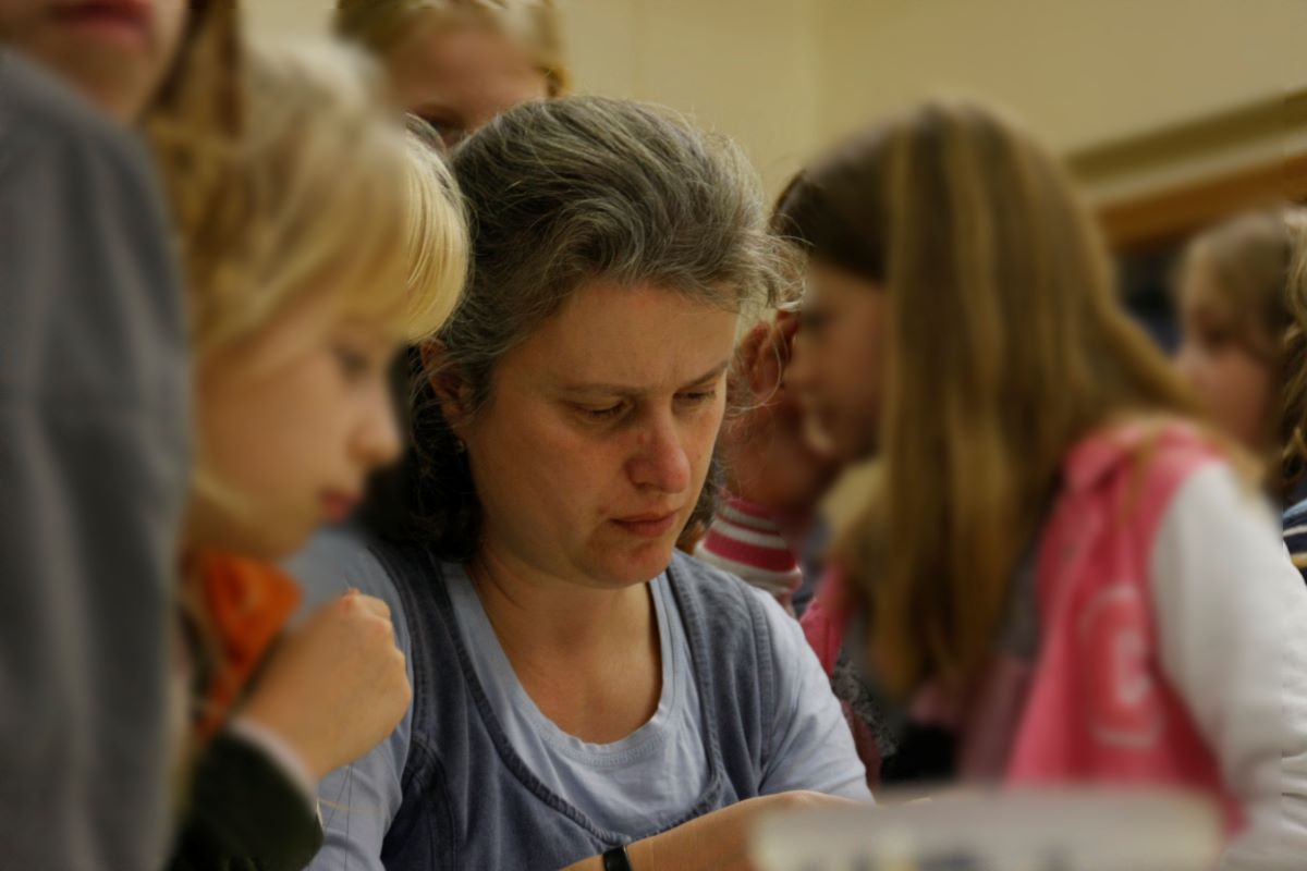 Ute umringt von Kindern vor ca. 10 Jahren